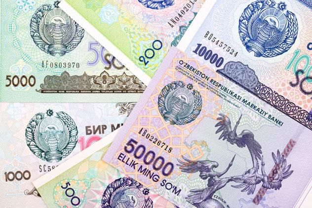 Además de para eliminar el mercado negro, la inflación obligó a Uzbekistán a introducir un billete de 50 000 sums en el 2017 que facilitara el manejo de efectivo © Janusz Pienkowski / Shutterstock