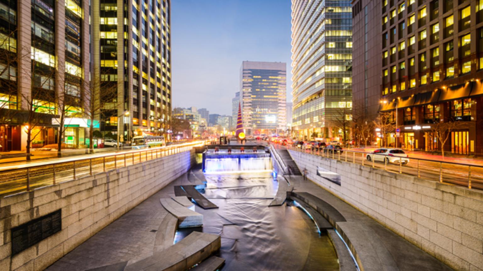 El canal Cheonggyecheon, Seúl, Corea del Sur
