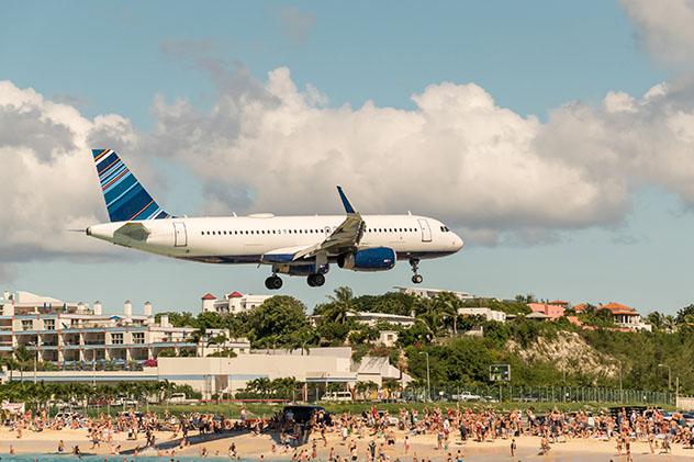 Maho Beach, Isla de San Martín © Gustavo Ordoqui / Shutterstock