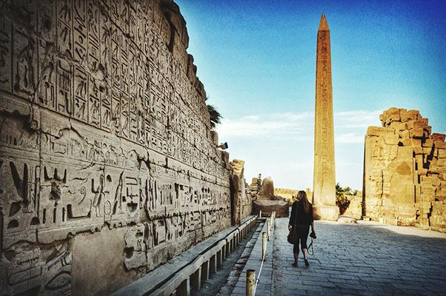 Mujer viajera en el templo de Karnak, Luxor, Egipto