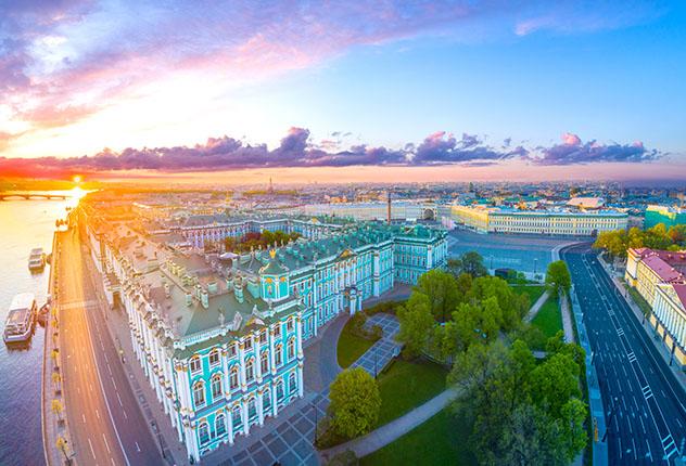 El magnífico museo Hermitage de San Petersburgo, un conjunto de palacios construidos por orden de Catalina la Grande, Rusia © FOTOGRIN / Shutterstock