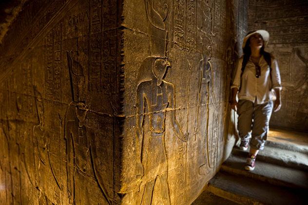 Mujer viajera en el templo de Edfu, Egipto