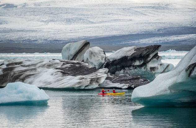 Kayak por Jökulsárlón y el glaciar Fjallsjökull. © Zack Frank/Shutterstock