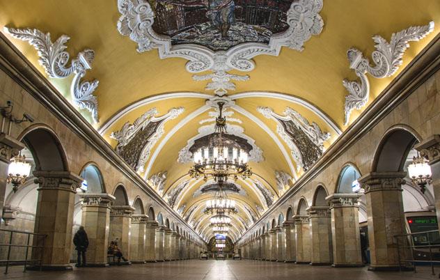 Estación Komsomolskaya, metro de Moscú, Rusia © brunocoelho / Shutterstock