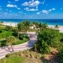 Paseo y arena en la icónica South Beach de Miami, Florida. 