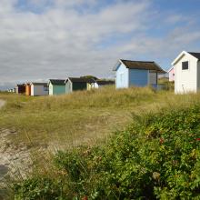 Casetas de playa a lo largo de un paseo en la costa de Skanör-Falsterbo.