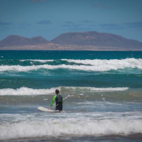 Surf en Caleta de Famara, Lanzarote, Canarias, España