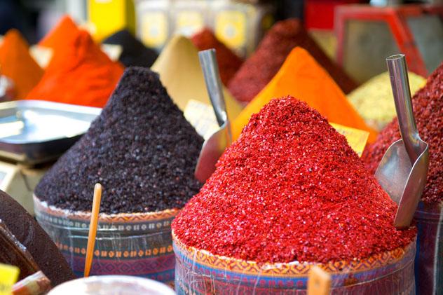 Especias y frutos en un bazar de Estambul, Turquía © Amy Johansson / Shutterstock