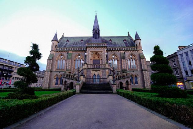 El McManus es un museo multitemático que ocupa un bello edificio del s. XIX, Dundee, Esocia © c.muangkeaw / Shutterstock