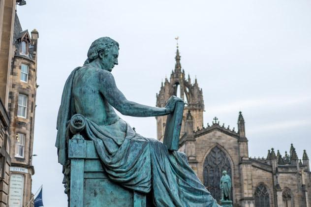 Royal Mile, Edimburgo, Escocia © Moomusician / Shutterstock