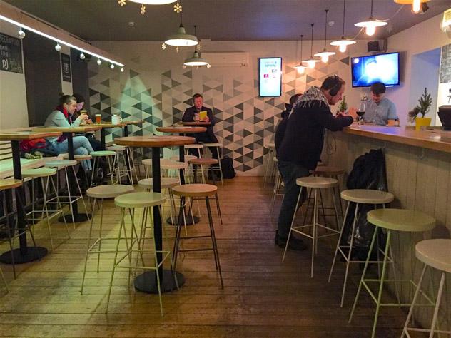 Rockets &amp; Bishops: el elegante bar sin wifi de Bakunin en San Petersburgo, Rusia © Megan Eaves / Lonely Planet