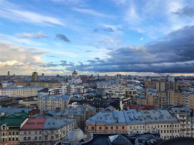 La vista de los tejados de Moscú desde la oficina de Kira Tverskaya, Rusia © Kira Tverskaya / Lonely Planet