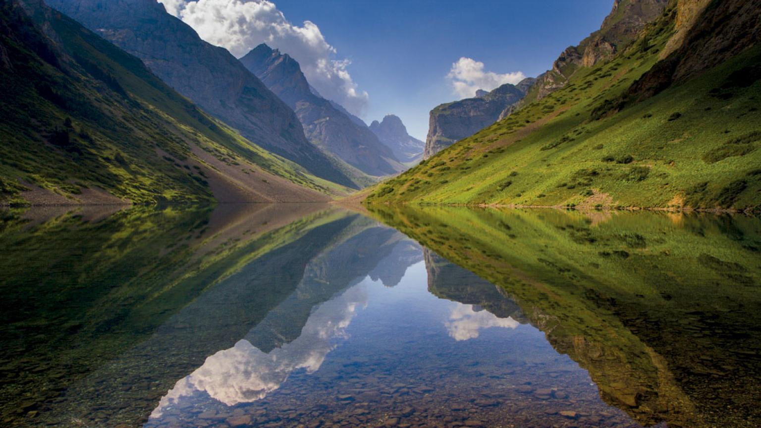 Lago Kol, montañas Tian Shan, Kirguistán