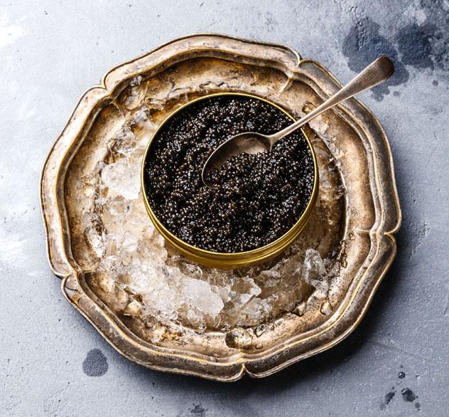 Caviar negro de esturión, gastronomía rusa, Moscú, Rusia © Lisovskaya / Getty Images
