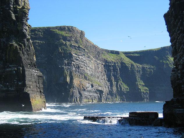 Turismo sostenible: comunidad. Paisaje de los acantilados del Burren, Irlanda