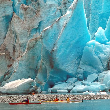 Kayak en el Parque Nacional de los Fiordos de Kenai, Alaska, EE UU