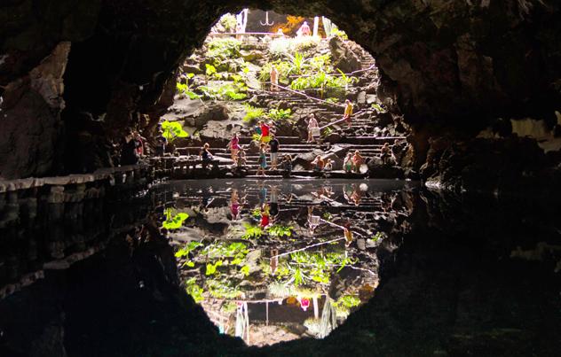 En la laguna de los Jameos del Agua viven unos cangrejos albinos ciegos conocidos como ‘jameítos’, Lanzarote, Canarias, España © Jacobo Losada / Shutterstock
