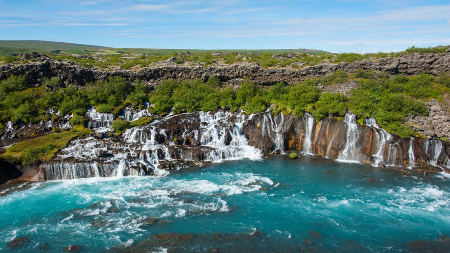 La cascada Hraunfossar, en el oeste de Islandia