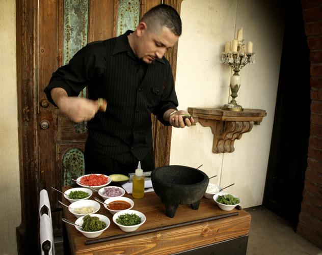 Camarero de The Mission preparando el guacamole, Scootsdale, Arizona, EE UU © www.themissionaz.com