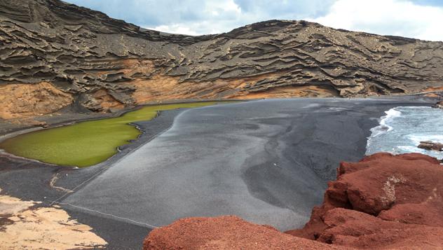 Formaciones de piedra caliza cerca de la playa El Golfo en Lanzarote © Fernando Tatay / Shutterstock