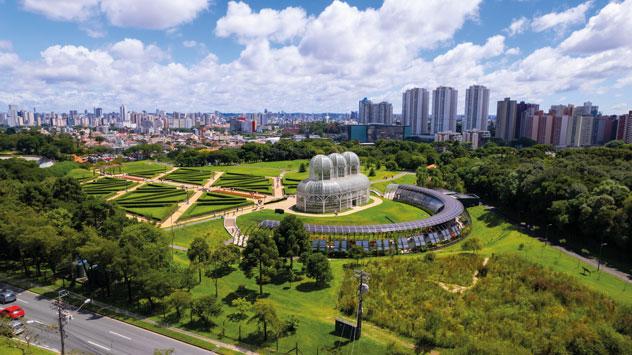 Vista de la ciudad y el extenso Jardim Botânico. Yes Drone/Shutterstock ©