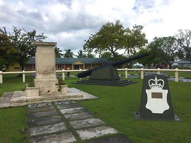Monumentos conmemorativos de la época británica en la antigua base aérea de Gan, Maldivas © Emma Sparks / Lonely Planet