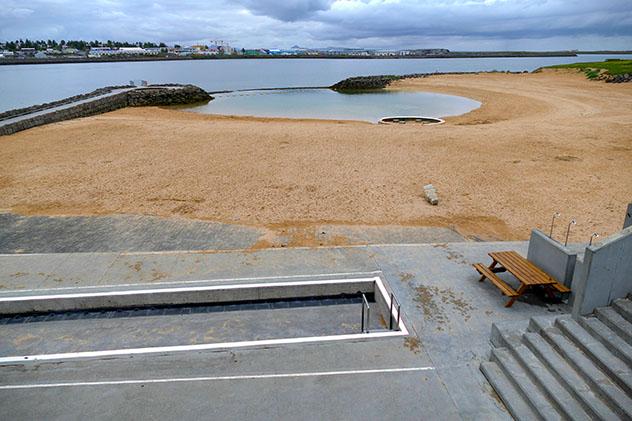 Piscina y playa geotermal de Reikiavik: Nautholsvik, Islandia