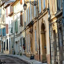 Calles estrechas de Arles, Francia