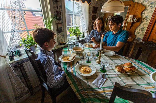 Turismo sostenible: comunidad. La cena en el B&amp;B de Oda, islas Feroe, Dinamarca