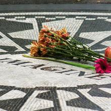 Monumento a John Lennon en Central Park, Nueva York, Estados Unidos