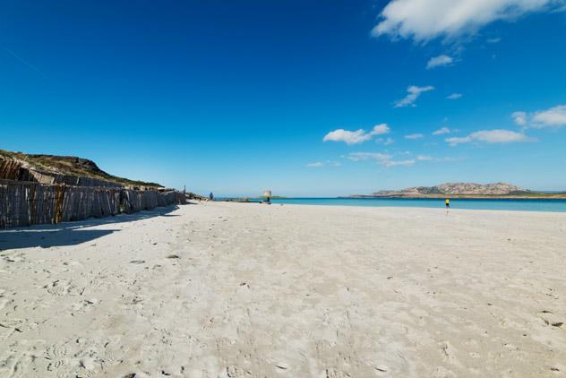 La arena blanca de Spiaggia della Pelosa se llena de gente en verano, Cerdeña © Hibiscus81 / Shutterstock