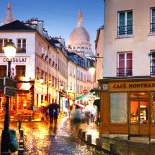 La cúpula del Sagrado Corazón de Montmartre sobre una calle peatonal al anochecer. © Matt Munro / Lonely Planet