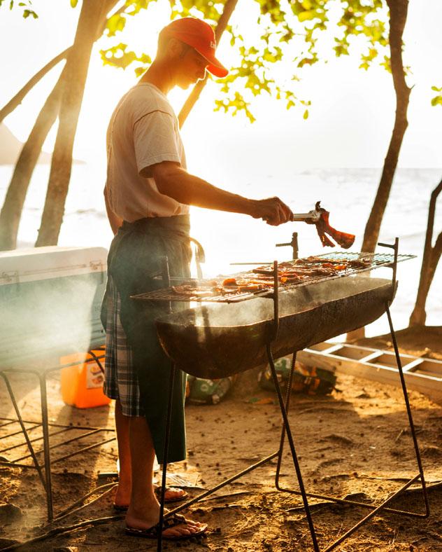 Barbacoa en la playa, isla Mahé, Seychelles © Justin Foulkes / Lonely Planet