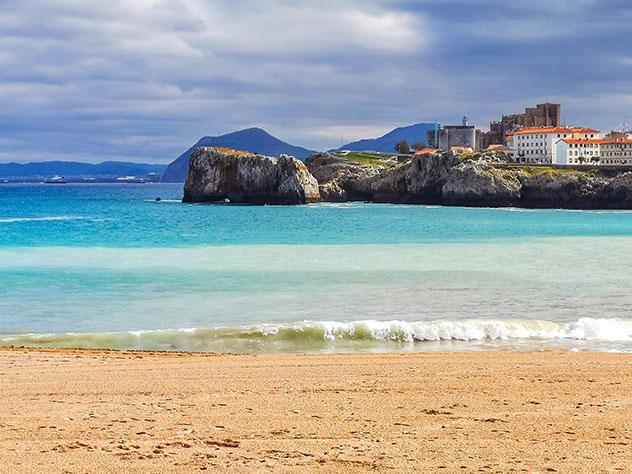 Playa de Ostende de Castro Urdiales, Cantabria, España