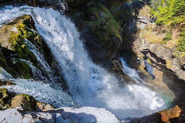 Una de las muchas cascadas del Parque Nacional de Ordesa y Monte Perdido en primavera, Huesca, España © Gabor Kovacs Photography /Shuttertock