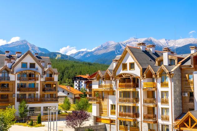 Vista de las casas y los montes Pirin en verano. Nataliya Nazarova/Shutterstock ©