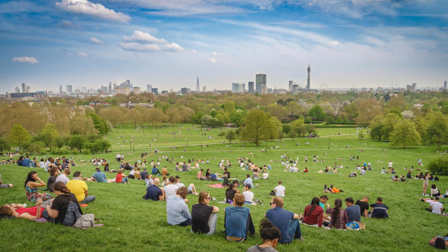 Primrose Hill park en una soleada tarde de primavera.