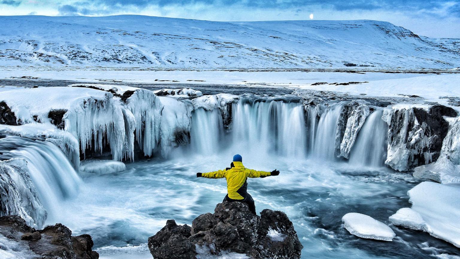 Viajero en las cataratas Godafoss, Islandia