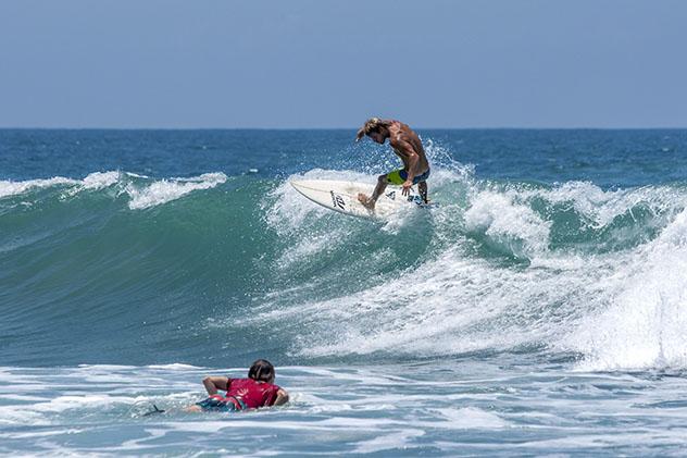 En busca de olas en Arugam, Sri Lanka. © Thomas Wyness / Shutterstock