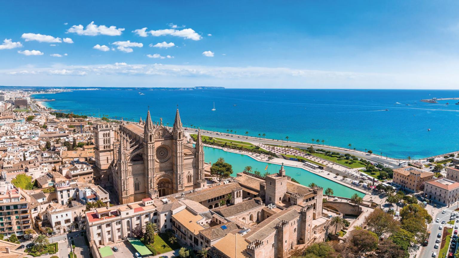 Paseo marítimo de Palma, dominado por la enorme catedral, también conocida como la Seu.