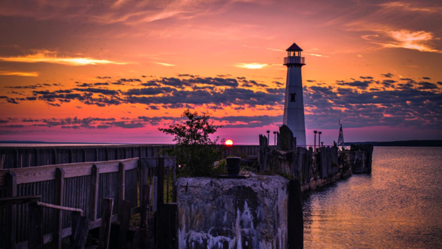 Más de 40 faros perfilan la orilla de la península superior de Michigan, Estados Unidos