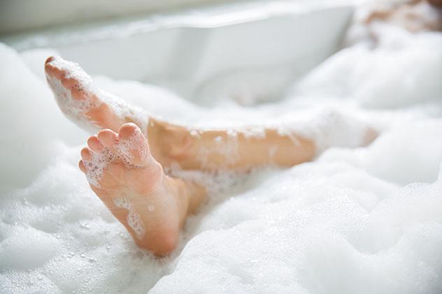Mimarse los pies en un ‘spa’ en casa