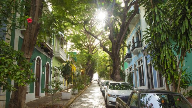 Las frondosas calles adoquinadas del Viejo San Juan colonial son deliciosas para pasear © mikolajn / iStockphoto
