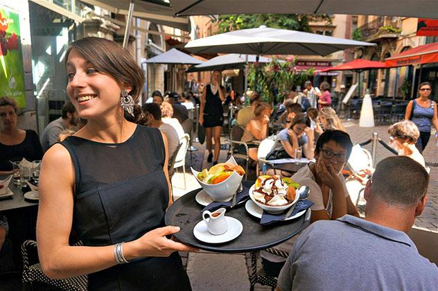 A ver quién encuentra sitio en la terraza de Terre Adélice, Lyon, Francia © Monica Suma / Lonely Planet