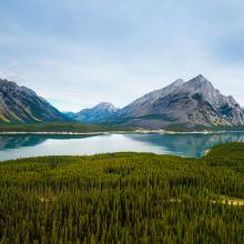 Vista Aéreas de las Montañas Rocosas con el lago y el bosque de pinos en el parque nacional en la Columbia Británica, Canadá