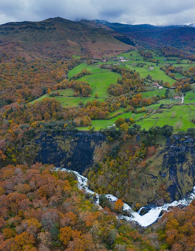 El río Gándara, Valle del Soba, Cantabria, España