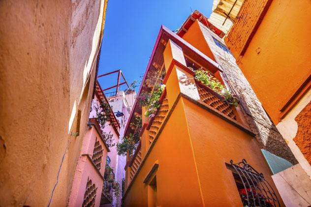 El Callejón del Beso tiene los balcones tan cerca que es fácil besarse de un balcón al otro, Guanajuato, México © Bill Perry / Shutterstock