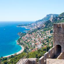 Vistas al mar y a la Costa Azul desde la fortaleza del antiguo castillo de Roquebrune-Cap-Martin, Francia, en la costa mediterránea cerca de Mónaco. Viaje por la Costa Azul.