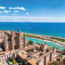 Paseo marítimo de Palma, dominado por la enorme catedral, también conocida como la Seu.