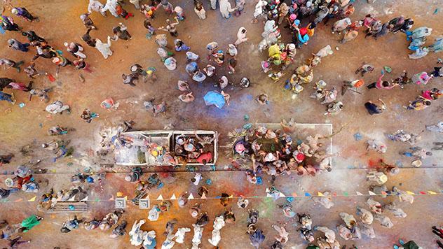 La gente de Galaxidi celebra el Lunes de Ceniza arrojándose harina de colores, Grecia © Aerial-motion / Shutterstock